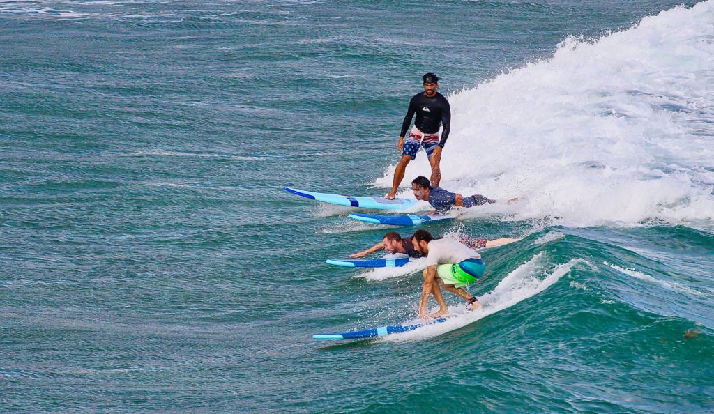 Prendre des cours de surf dans une école de surf